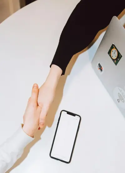 Imagen de dos personas estrechando la mano en un contexto de colaboración